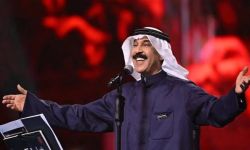 الفنان الكويتي عبد الله الرويشد على كرسي متحرك